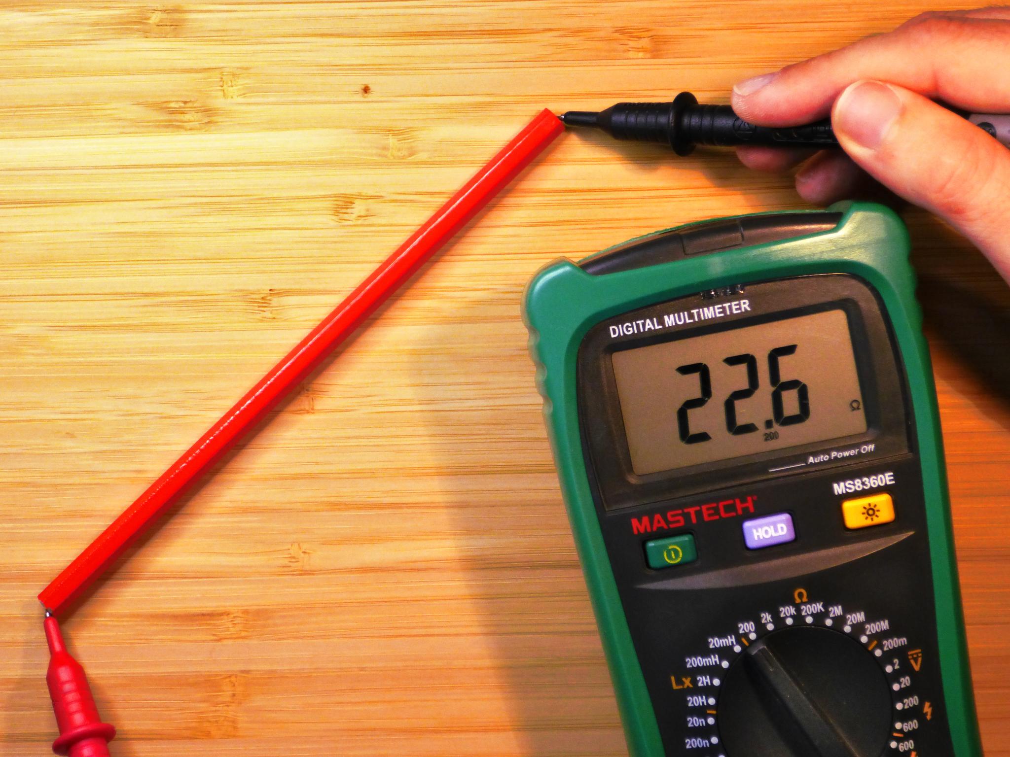 Widerstand einer 17,5 cm Graphitmine mit einem Durchmesser von 2 mm