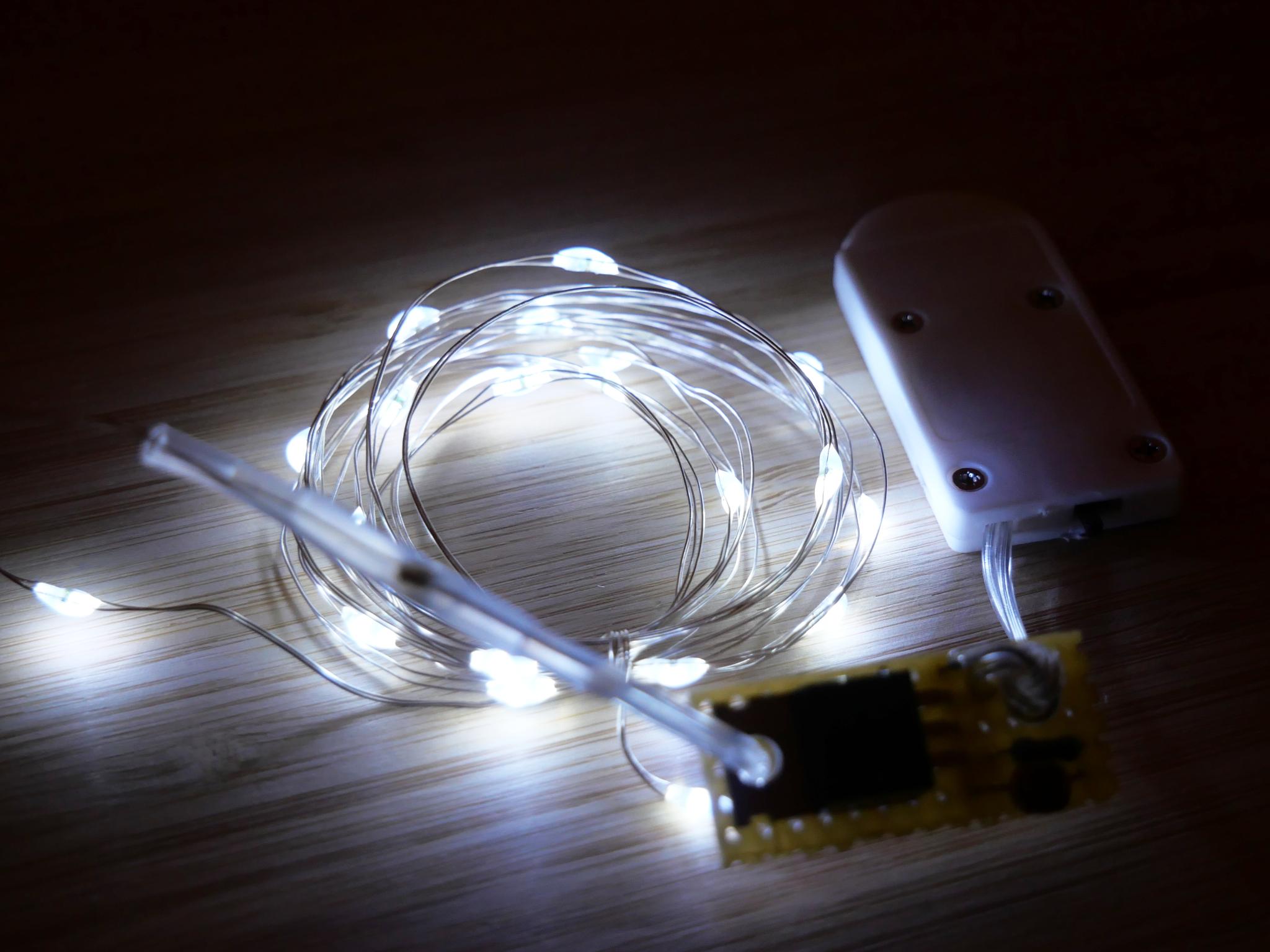 Das Ergebnis: Unsere LED-Lichterkette leuchtet jetzt im Dunkeln und schaltet sich bei Licht aus